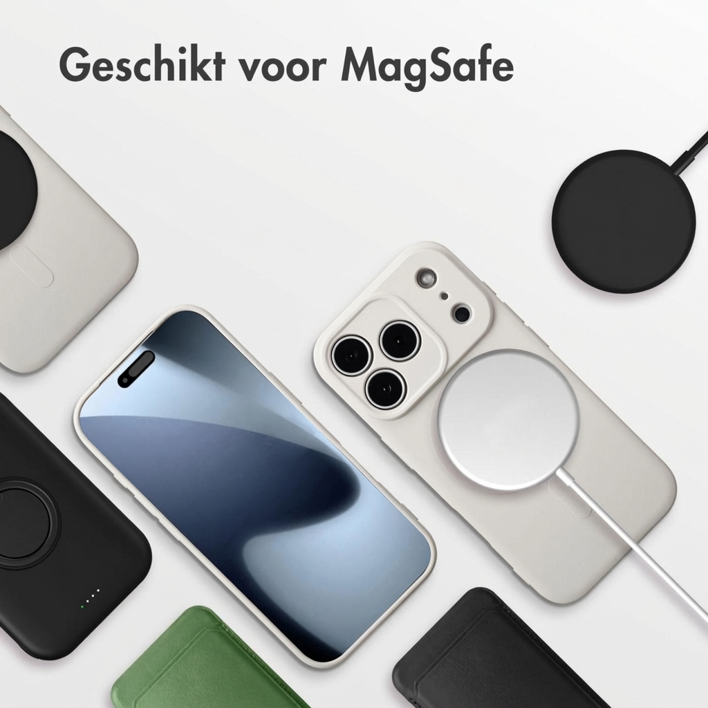 iPhone blanc cassé avec chargeur MagSafe, chargeur noir et étui vert.