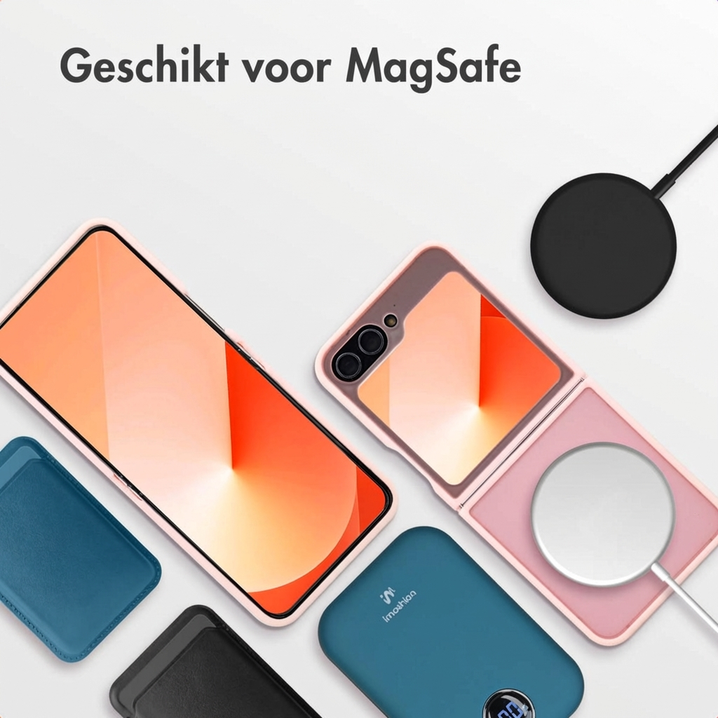 Twee roze telefoonhoesjes, blauwe en zwarte kaarthouders, lader en zwarte schijf.