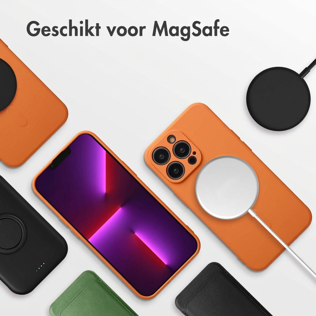 Oranje iPhone met MagSafe-oplader, zwarte oplader, groene en zwarte hoesjes.