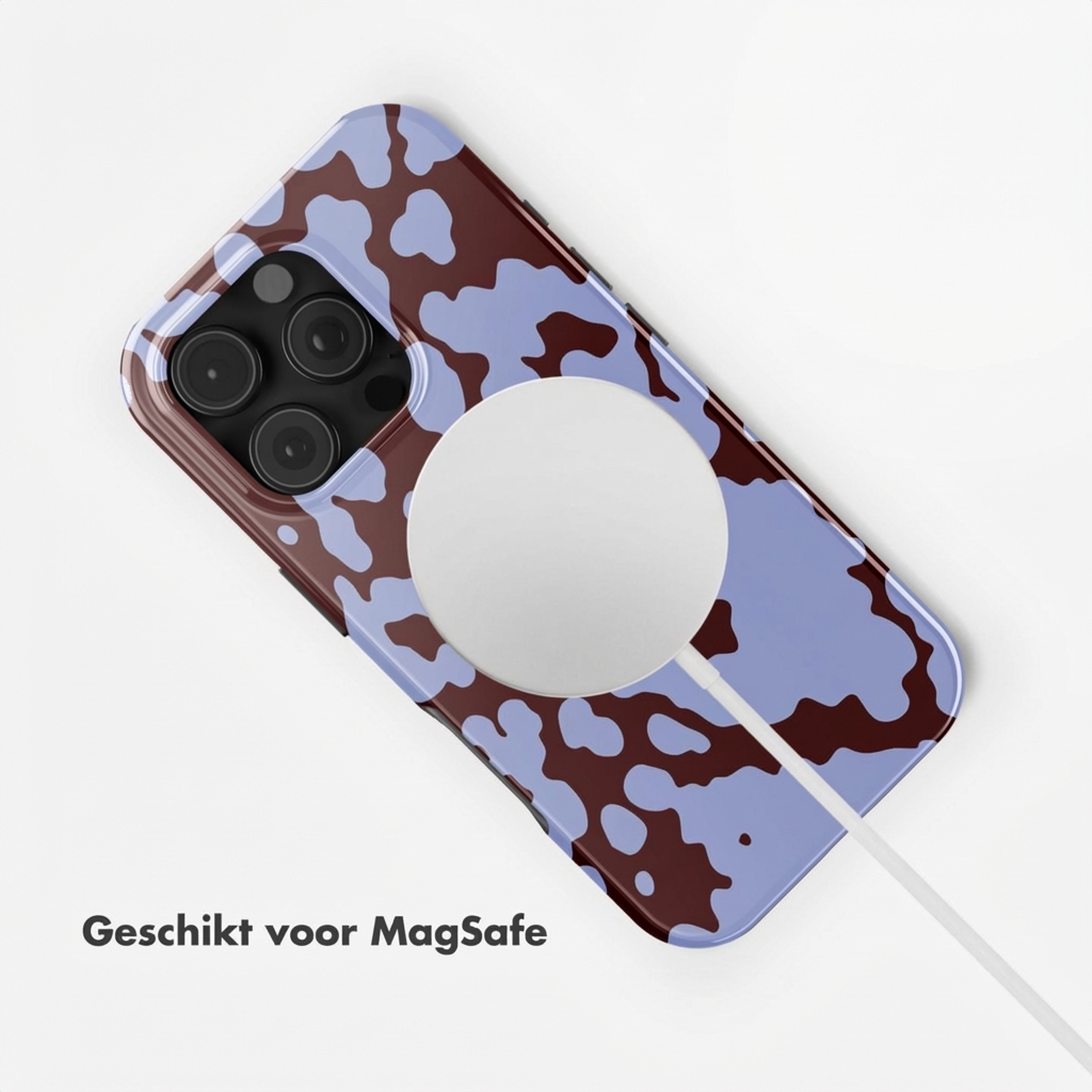 Une coque de téléphone violette à pois marron, chargeant avec MagSafe.