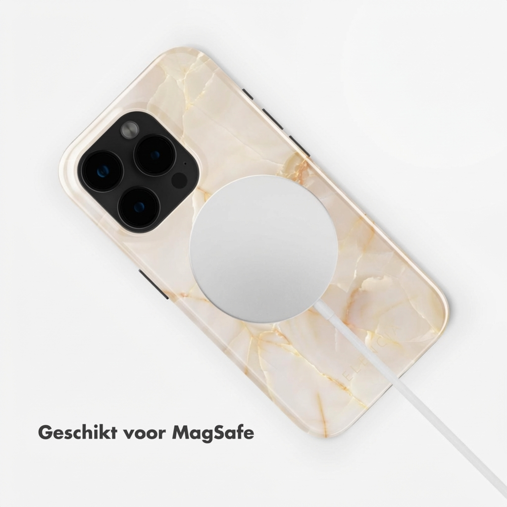 Un telefono con cover effetto marmo e caricatore MagSafe collegato via cavo bianco.