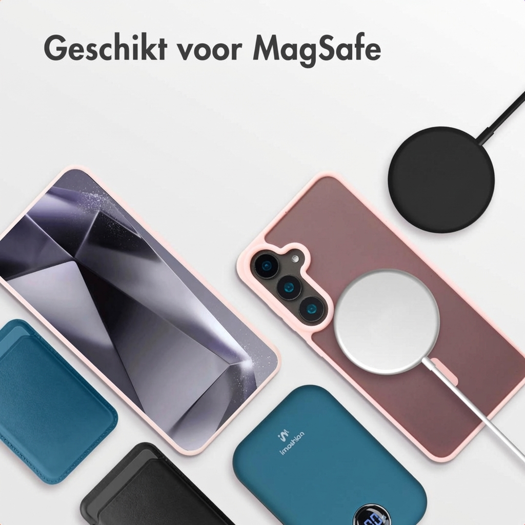 Een MagSafe oplader, telefoonhoesjes en een powerbank op een witte achtergrond.