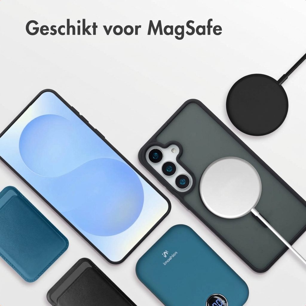 Uno smartphone con caricabatterie MagSafe, custodia e power bank.