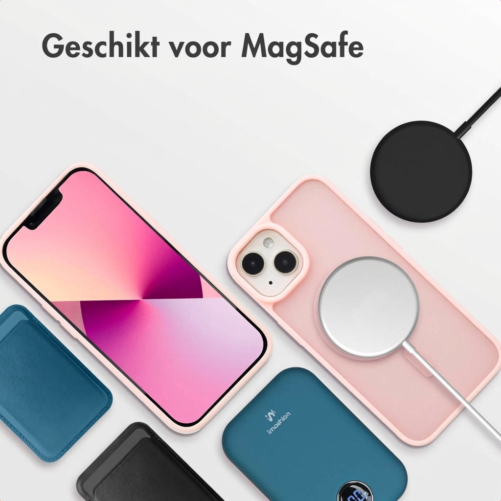 Een roze iPhone met MagSafe-accessoires zoals een oplader en hoesjes.
