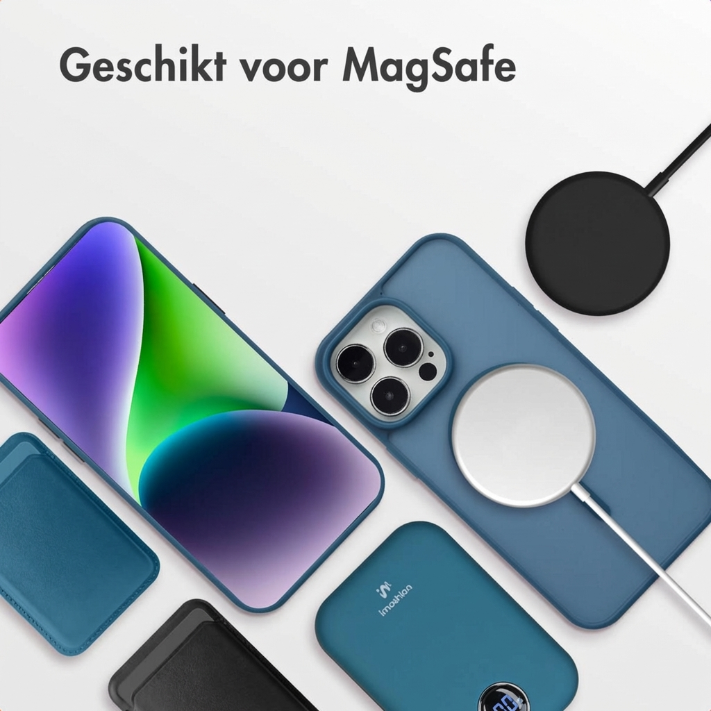 Un iPhone avec chargeur MagSafe et accessoires sur fond blanc.