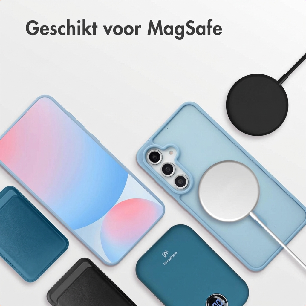 Coque de téléphone bleu clair avec chargeur MagSafe et batterie externe sur fond blanc.