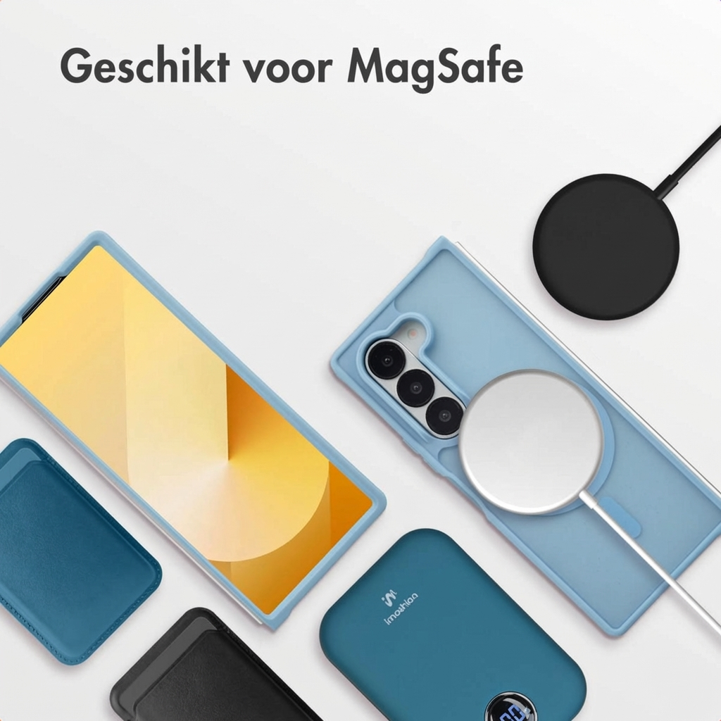 Lichtblauwe telefoonhoes met MagSafe-oplader, powerbank en kaarthouder.