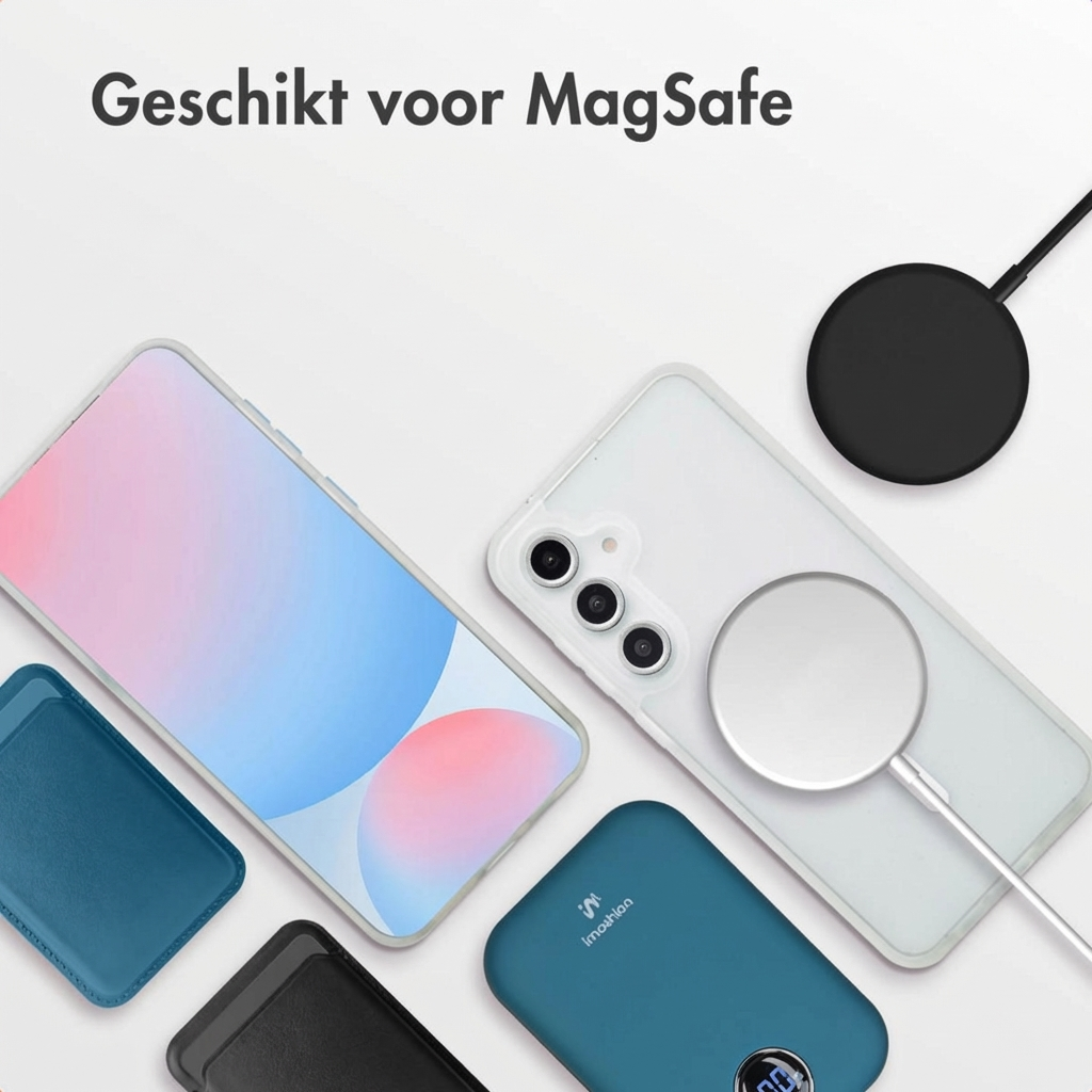 Bovenaanzicht van MagSafe-accessoires: witte telefoon met camera's, twee blauwe kaarthouders, zwarte kaart, oplader.