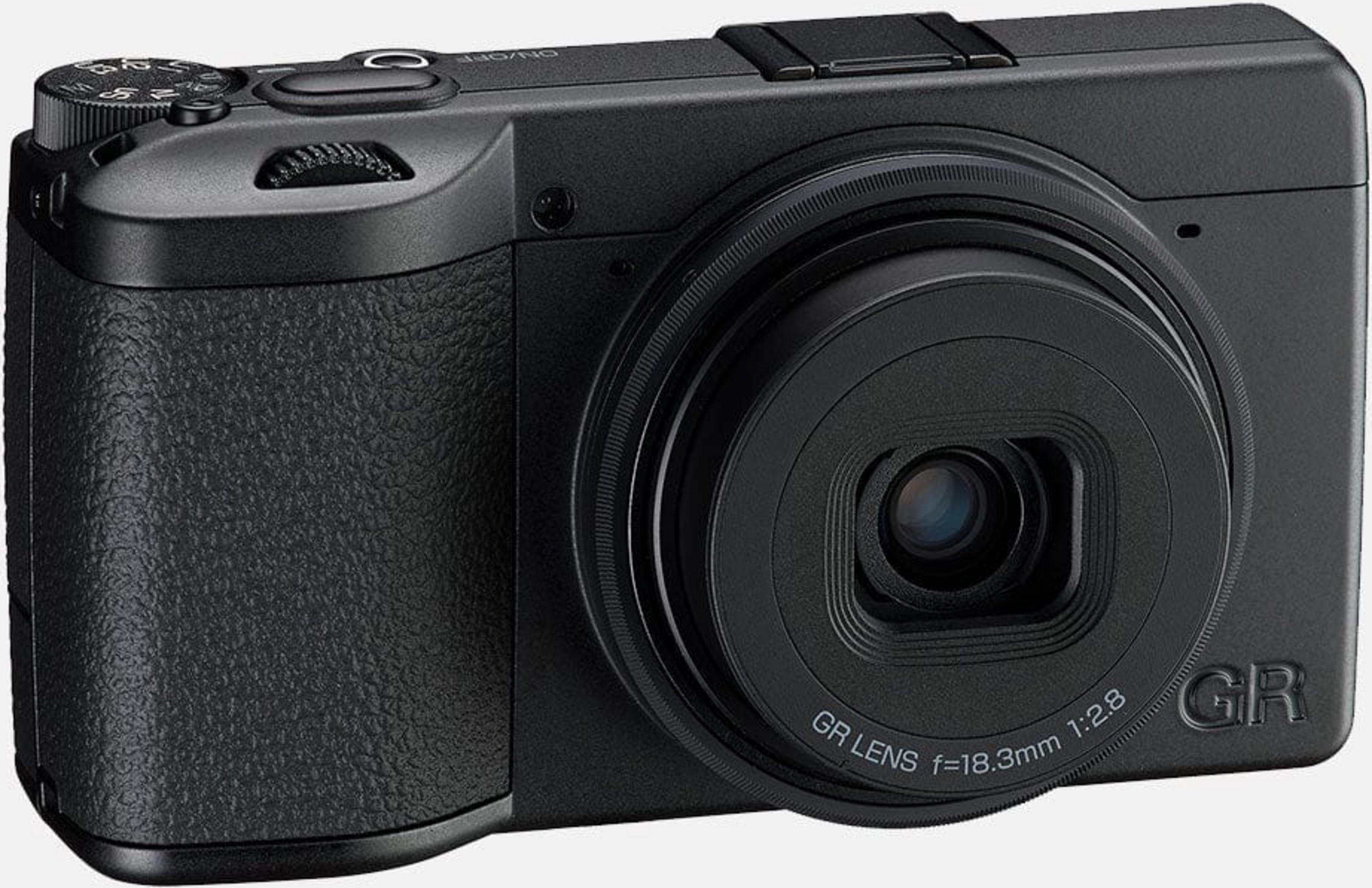 Una fotocamera digitale nera con obiettivo GR (f=18,3mm 1:2,8).