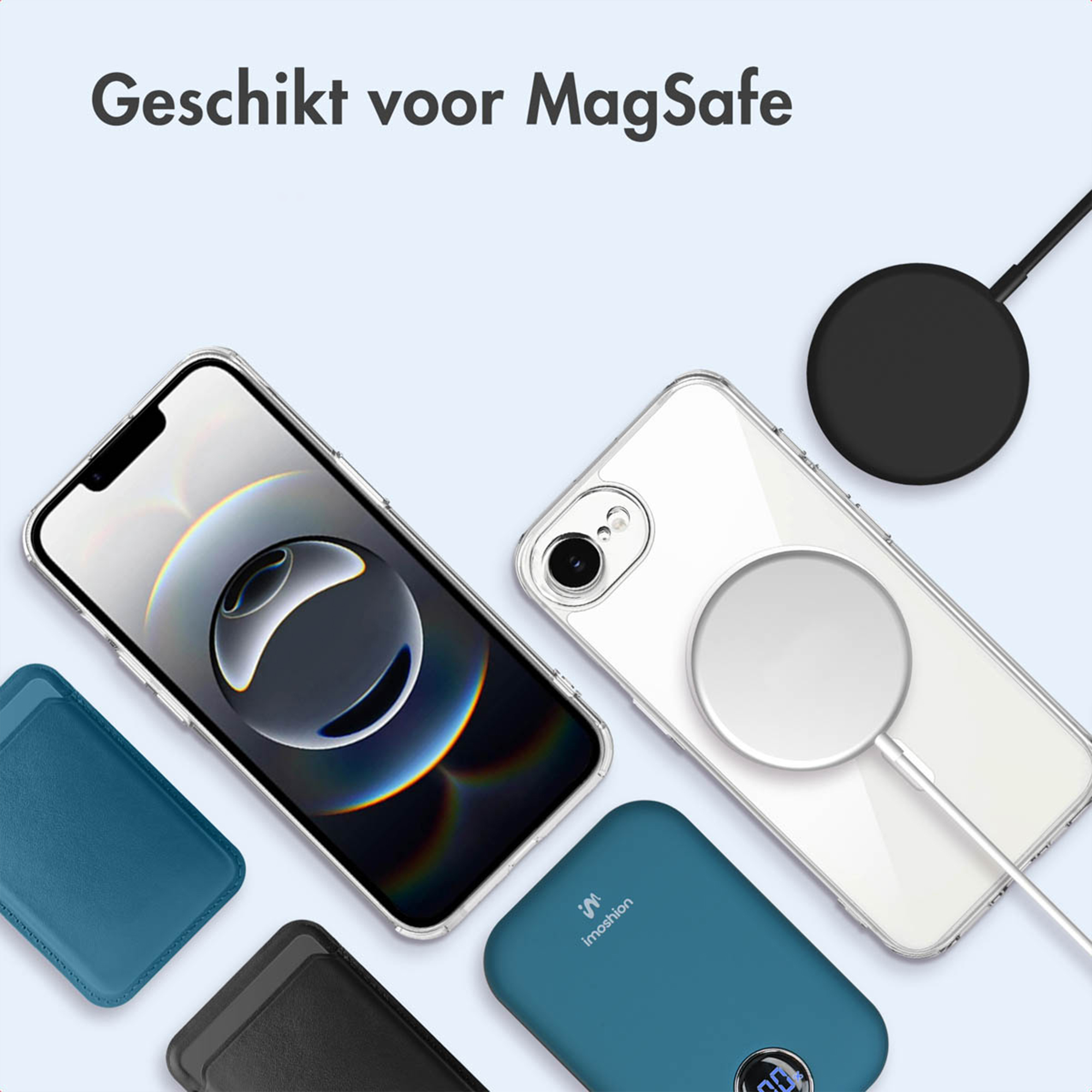 Due iPhone con caricabatterie MagSafe, cavo e accessori su sfondo blu chiaro.