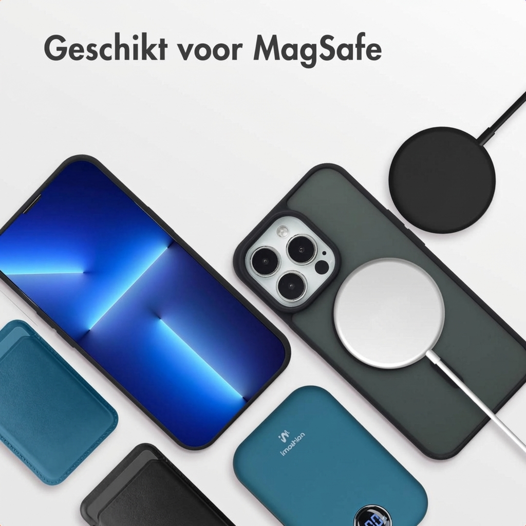 iPhone, coque, batterie externe et chargeur MagSafe sur fond blanc.