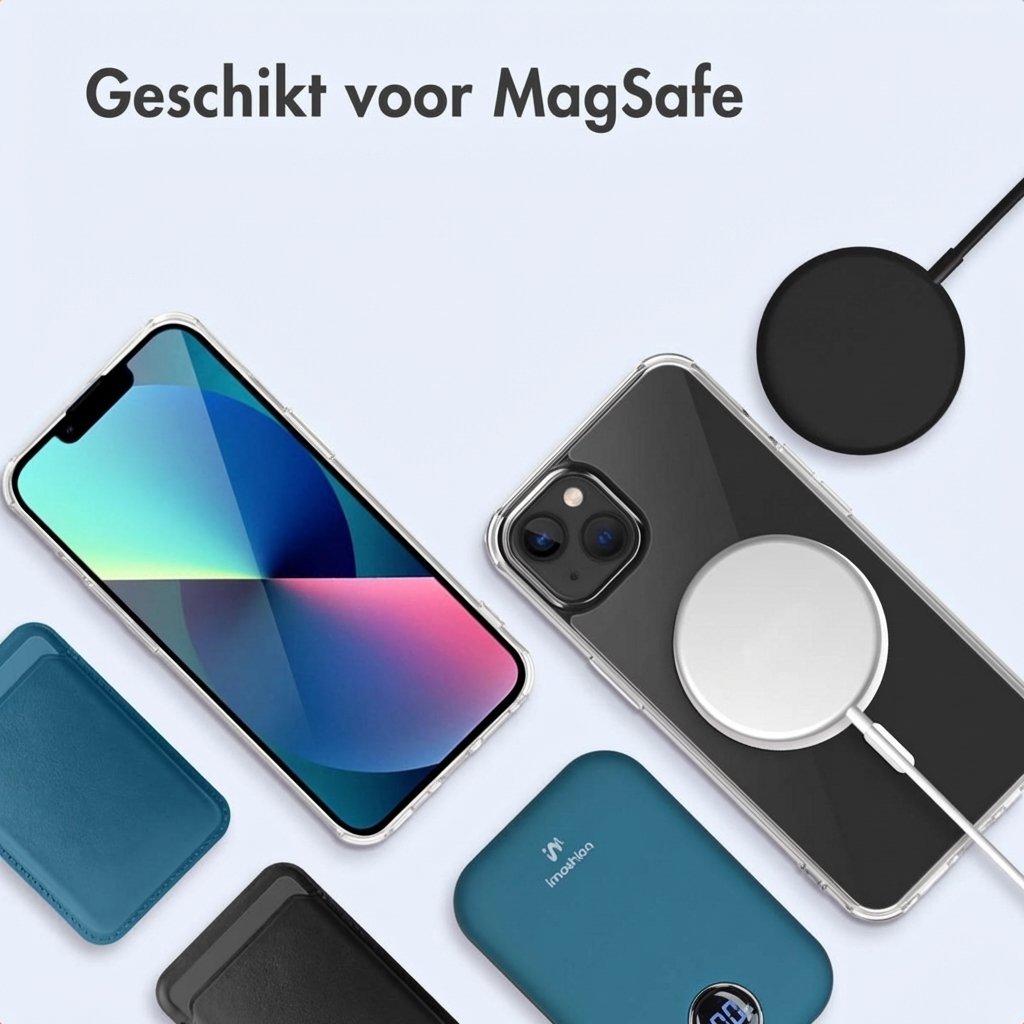 Een iPhone met MagSafe-oplader, telefoonhoesje en accessoires op lichte achtergrond.