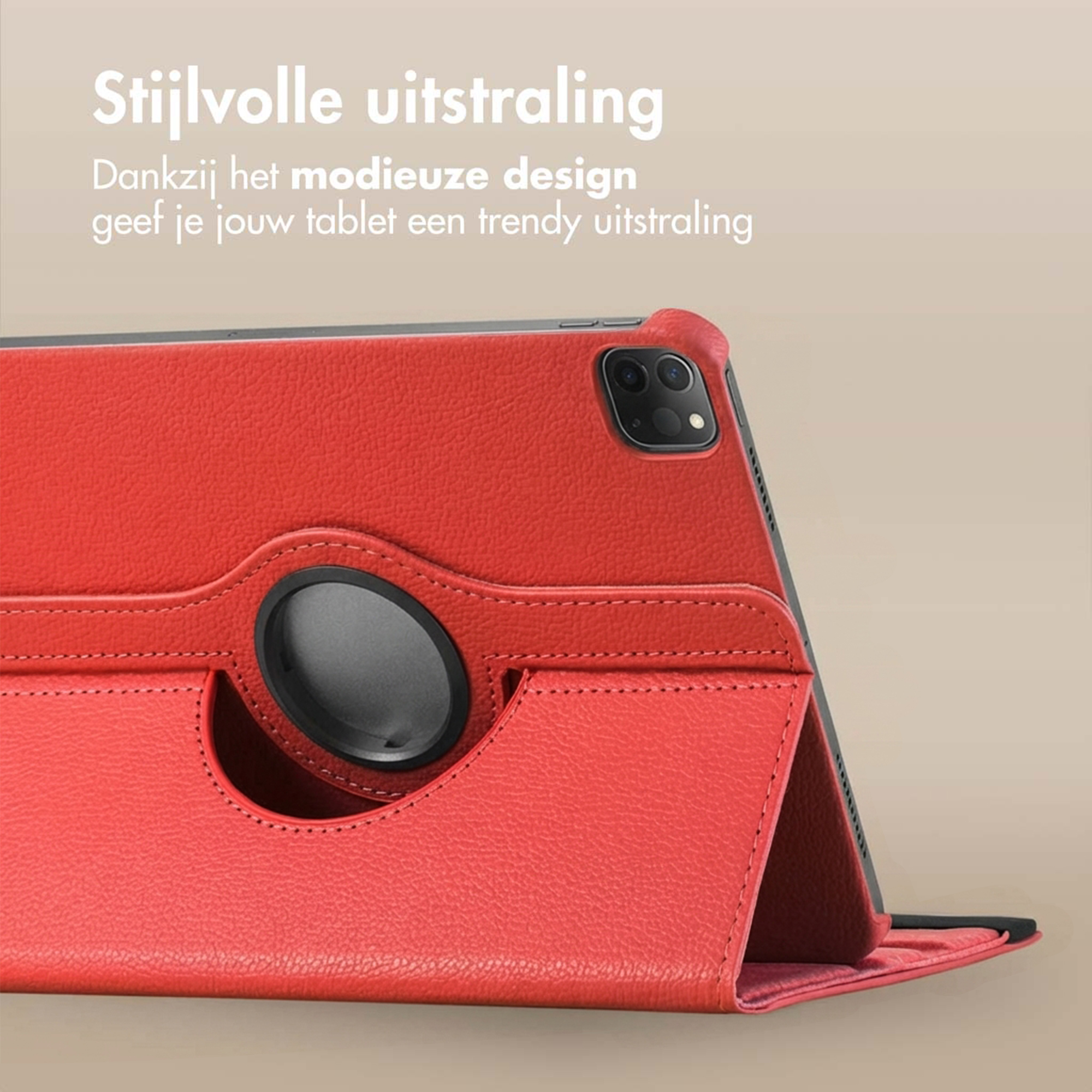 Rode leren tablethoes met camerauitsparing en tekst.