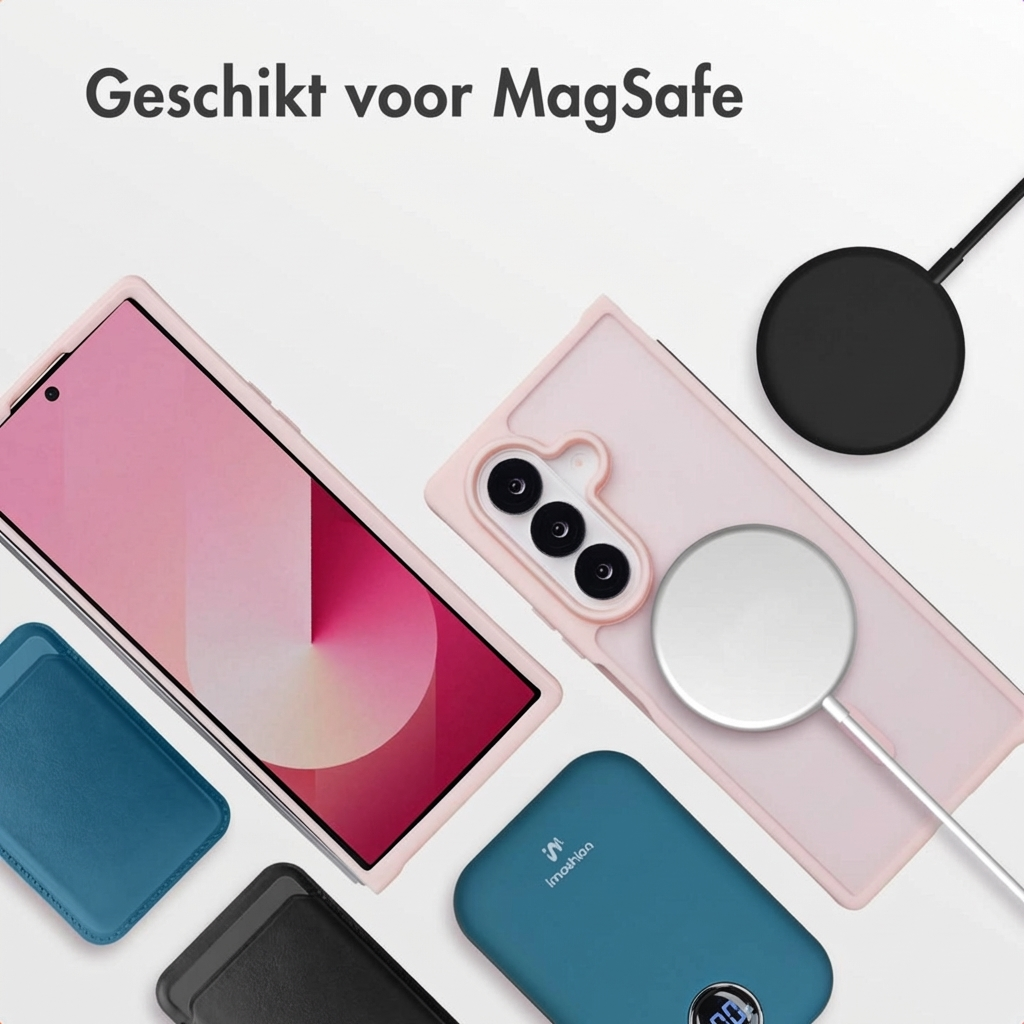 Een smartphone met roze hoesje, MagSafe oplader, powerbank en kaarthouder.