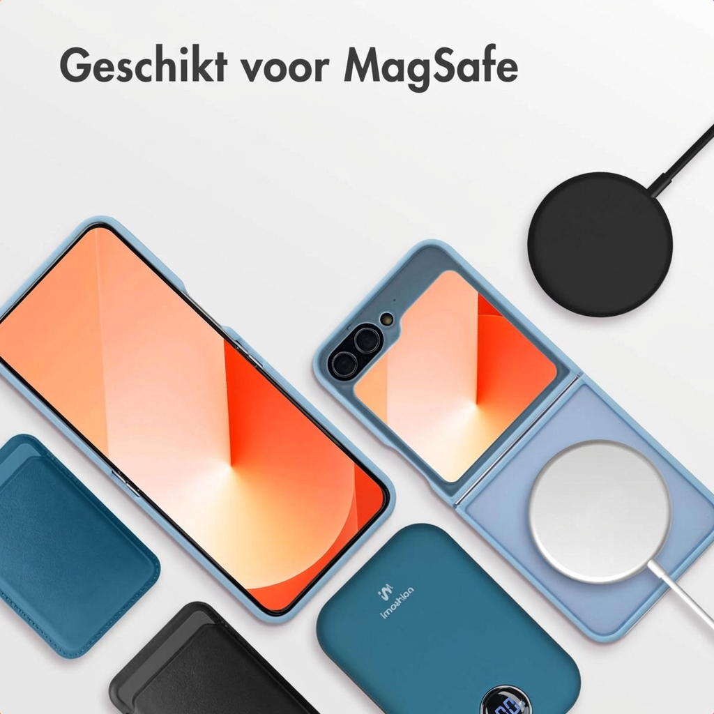 Blauwe telefoonhoesjes, een powerbank en een MagSafe lader op witte achtergrond.