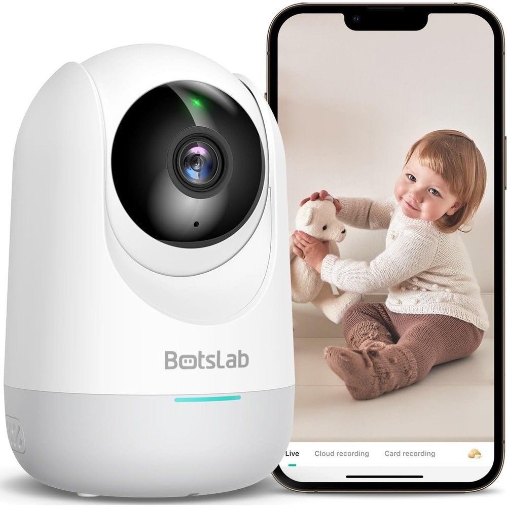 Ein weißer Baby Monitor neben einem Smartphone, das ein Baby mit Teddy zeigt.