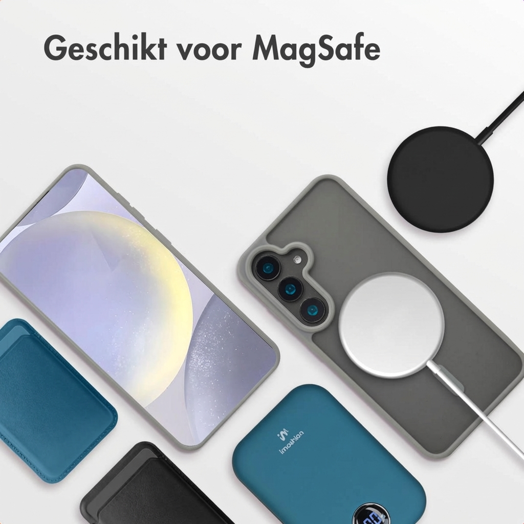 Een smartphone met hoesje, oplaadkabel, powerbank en MagSafe oplader.