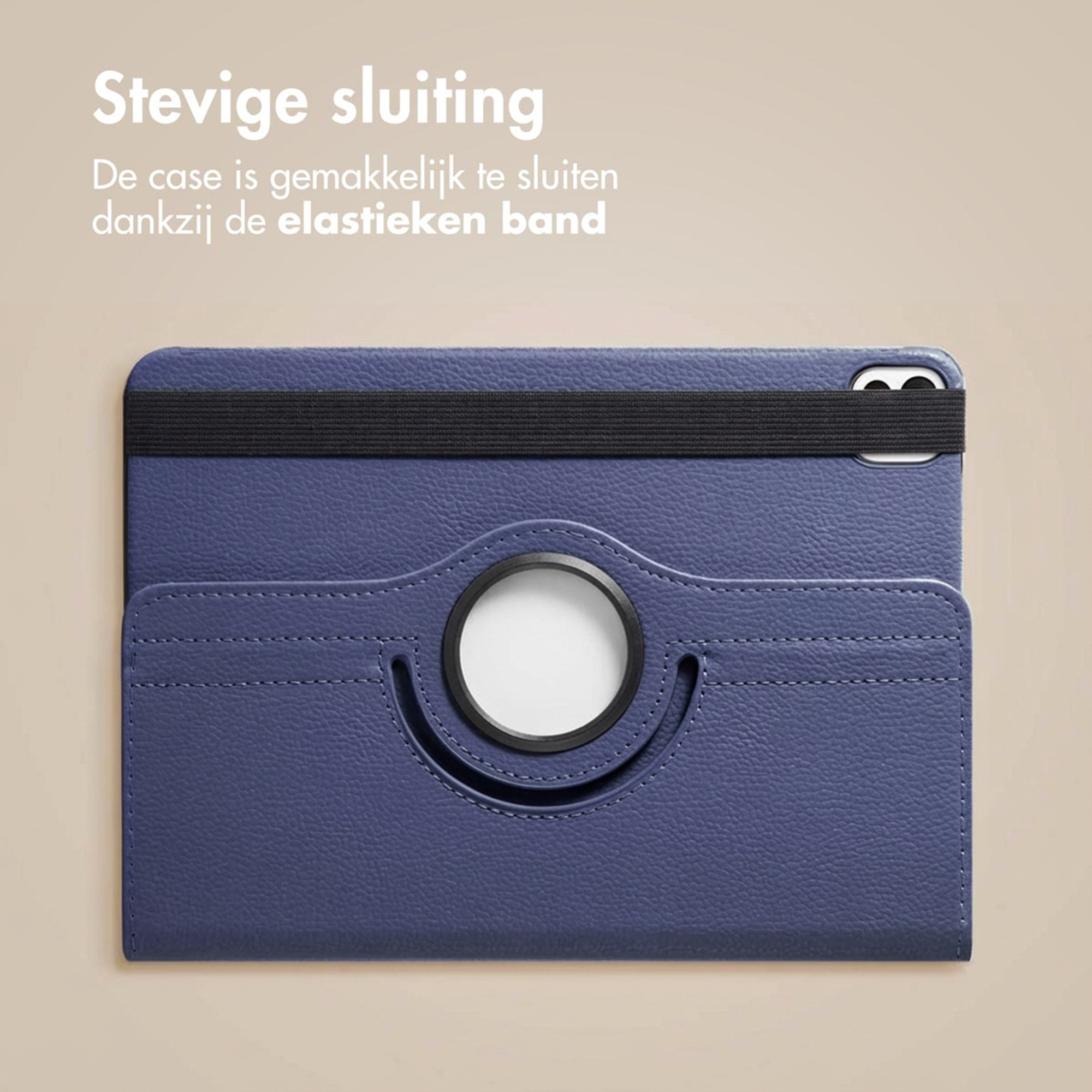 Donkerblauwe tablethoes met elastische sluitband en cirkelvormige uitsparing.