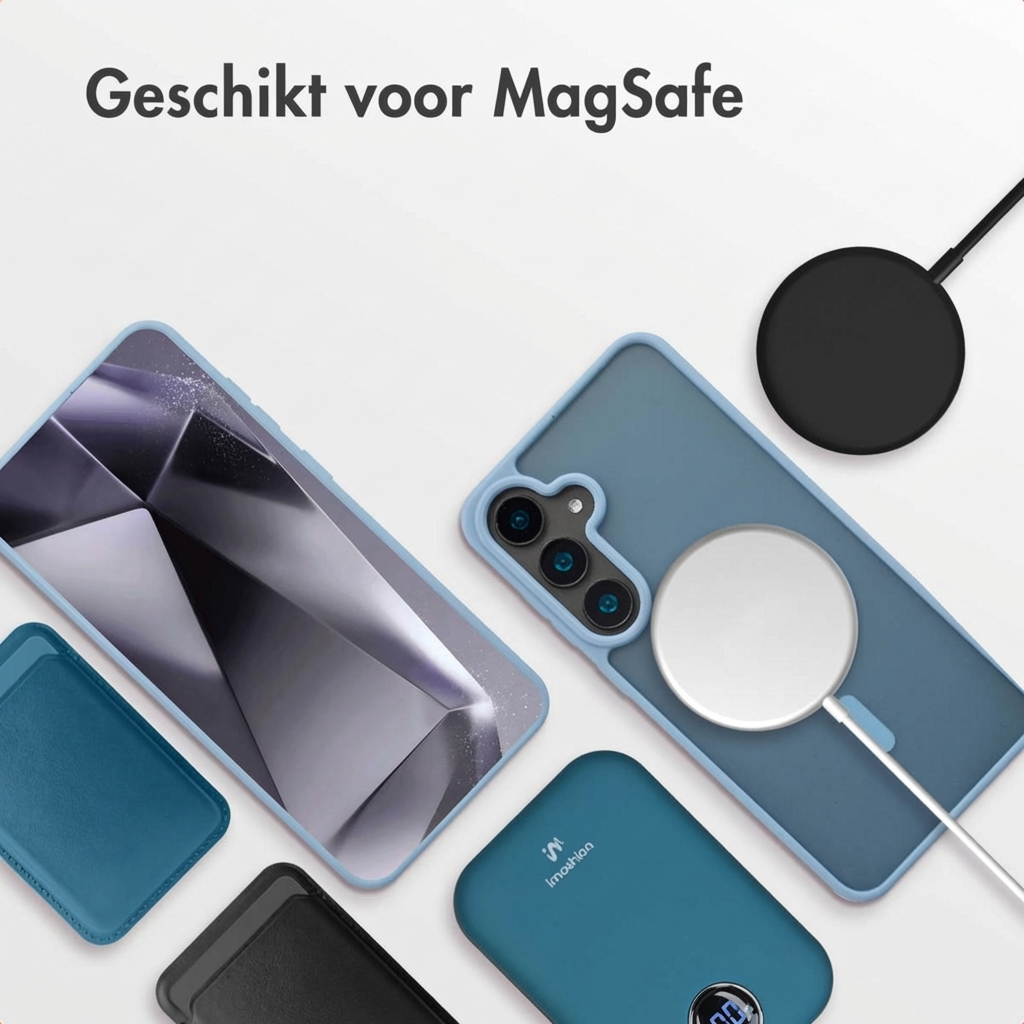 Telefoonhoesje, telefoon, oplader en accessoires op witte achtergrond.