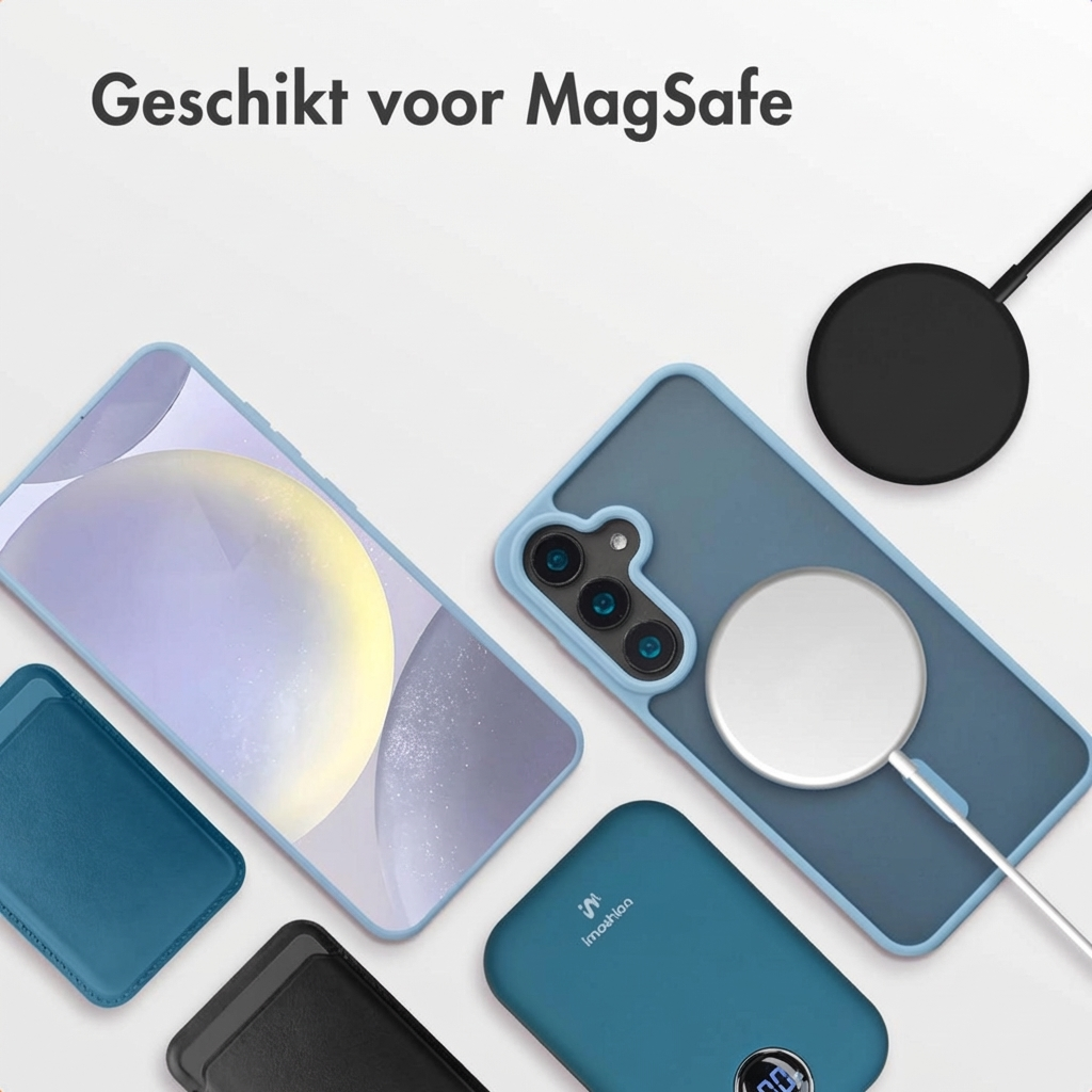 Étui de téléphone, téléphone et chargeur MagSafe sur fond blanc.