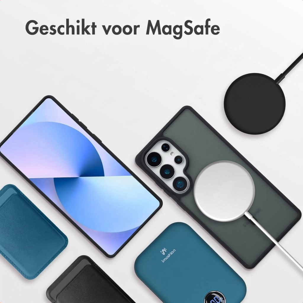 Smartphone, hoesje, MagSafe lader en powerbank op witte achtergrond.