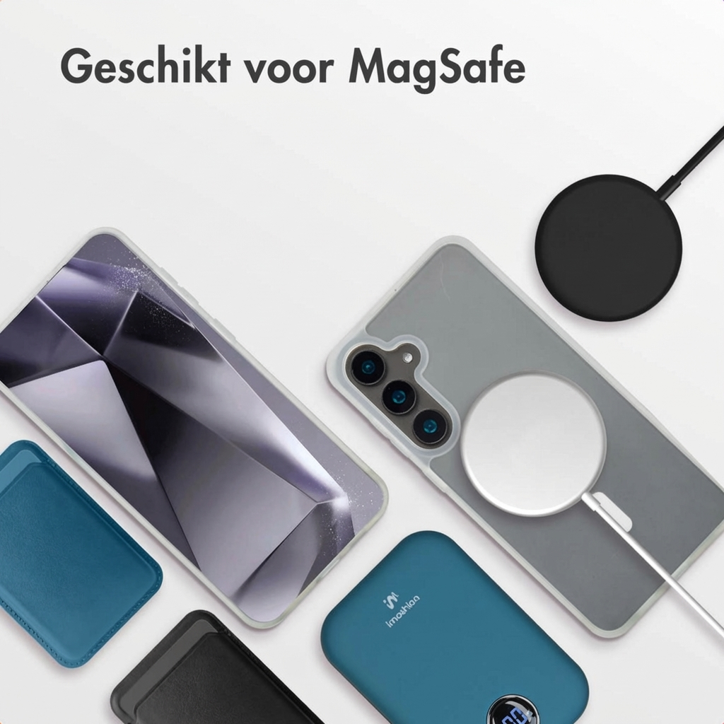 Een smartphone met MagSafe accessoires, inclusief hoesje, oplaadhoesje en oplaadkabel.