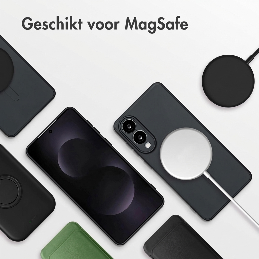 Zwarte smartphone met MagSafe lader en hoesjes op witte achtergrond.
