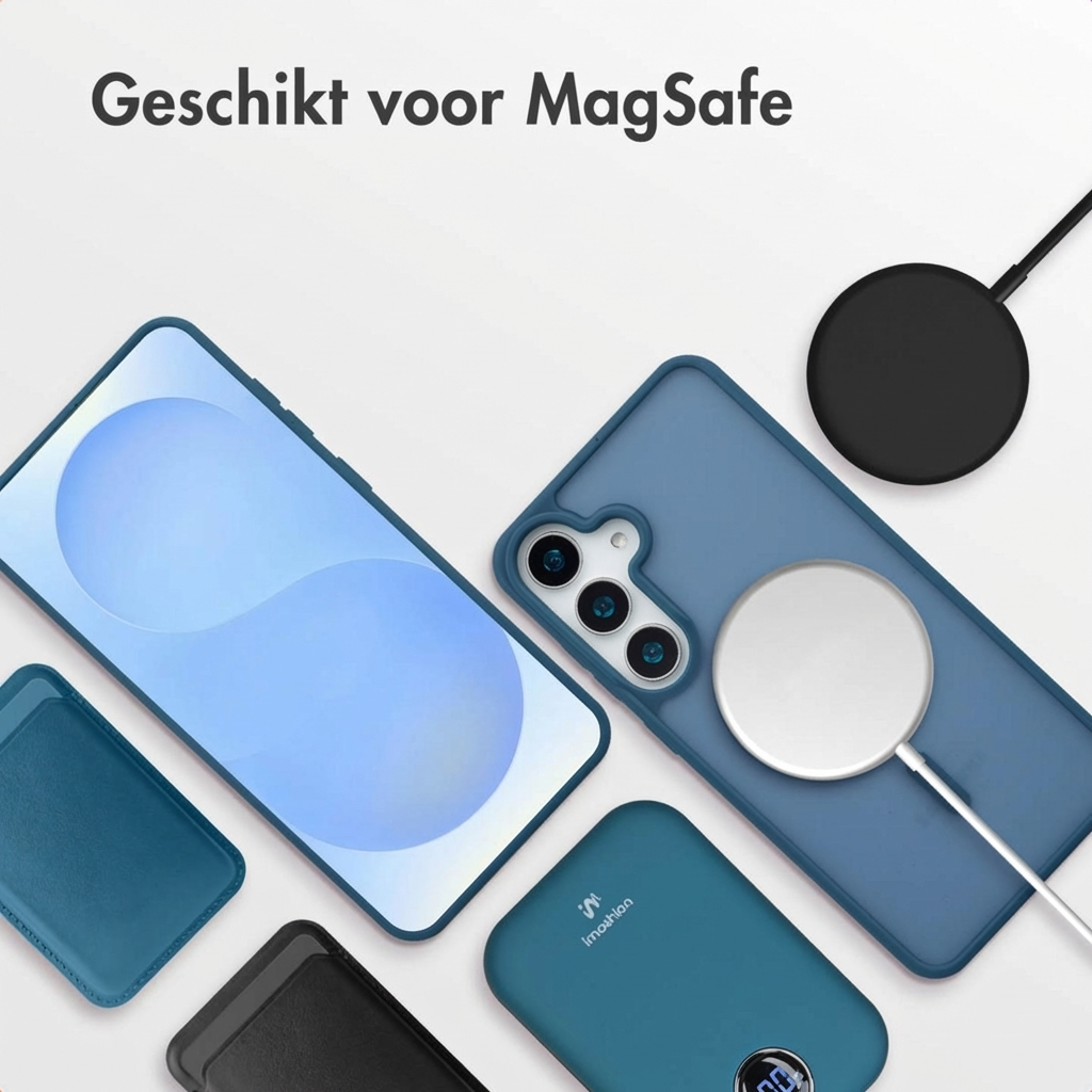 Smartphone blu con accessori MagSafe: cover, cavo di ricarica, power bank.