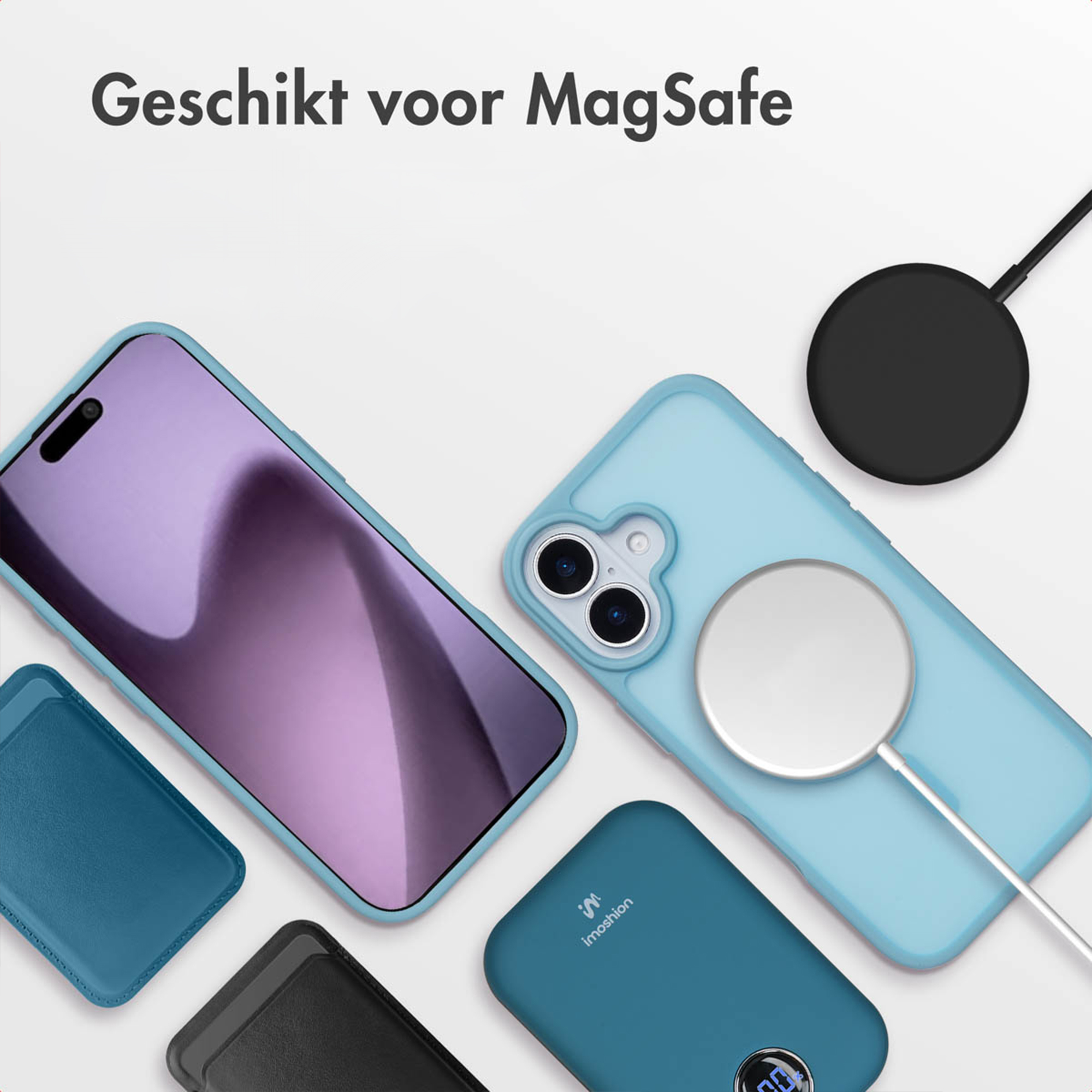 Een blauwe telefoon met MagSafe-oplader, oplaadhoes en accessoires op witte achtergrond.
