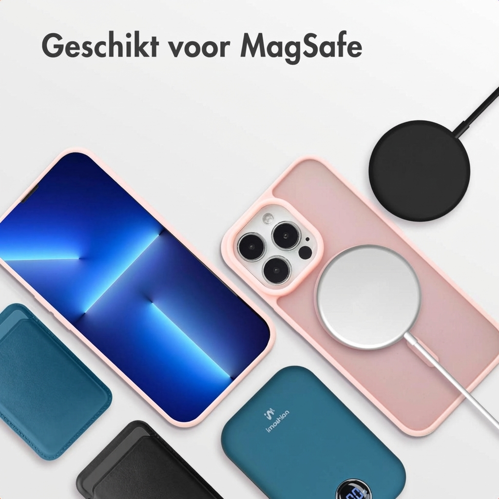 iPhone avec coque rose, batterie externe, câble de chargement et chargeur MagSafe.