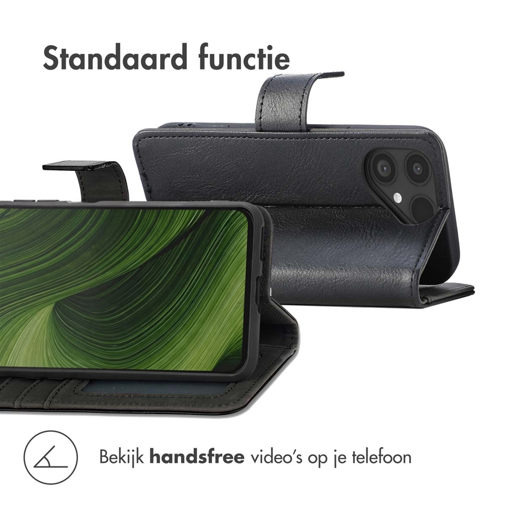 Zwarte telefoon in hoes met standaardfunctie, groene achtergrond.