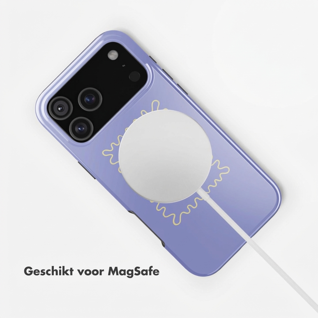 Paarse iPhone case met MagSafe lader en kabel op witte achtergrond.