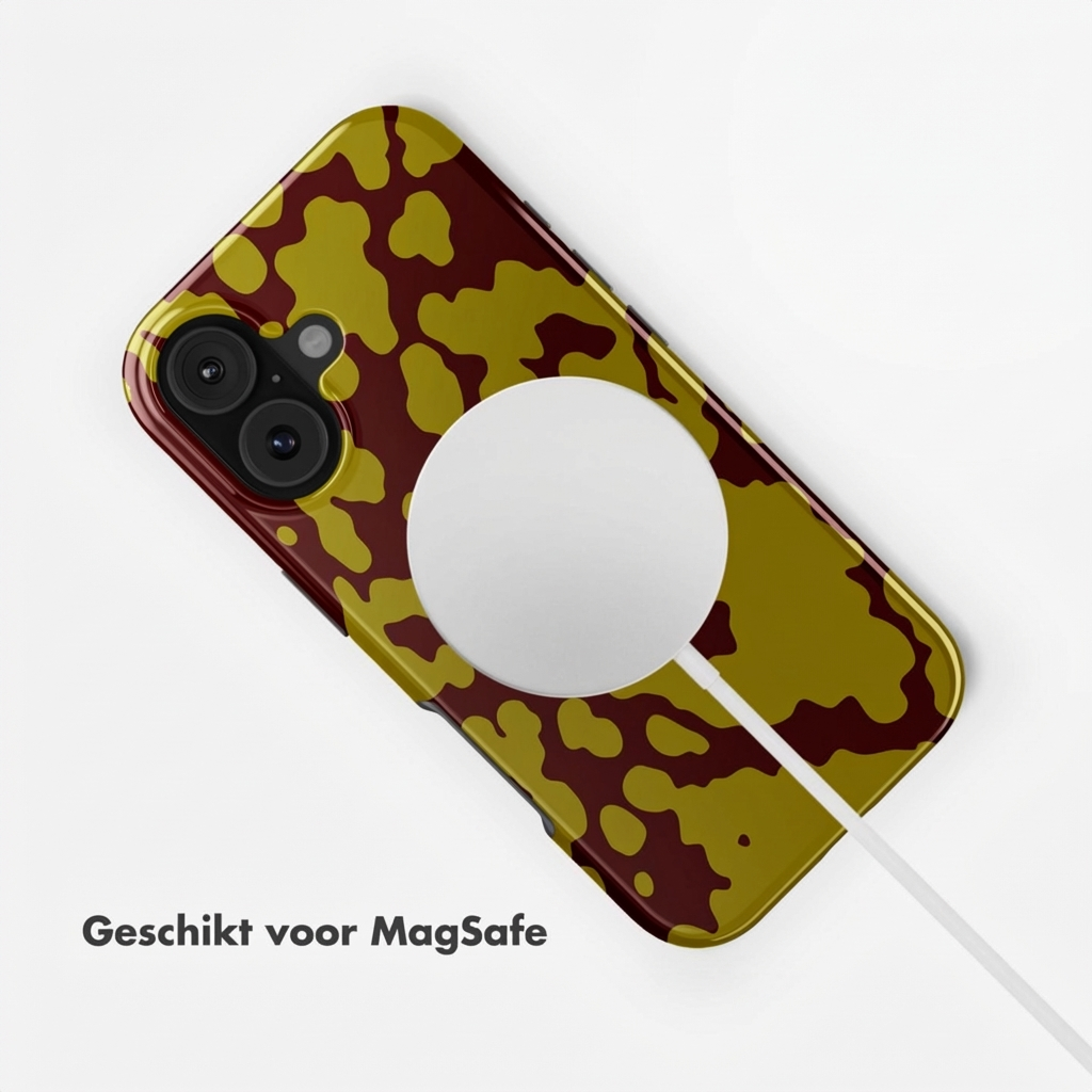 iPhone hoesje met camouflagepatroon in bruin en geel, met MagSafe oplader.