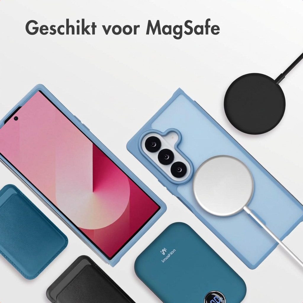 Lichtblauwe telefoonhoes met MagSafe lader, powerbank en kaarthouder.