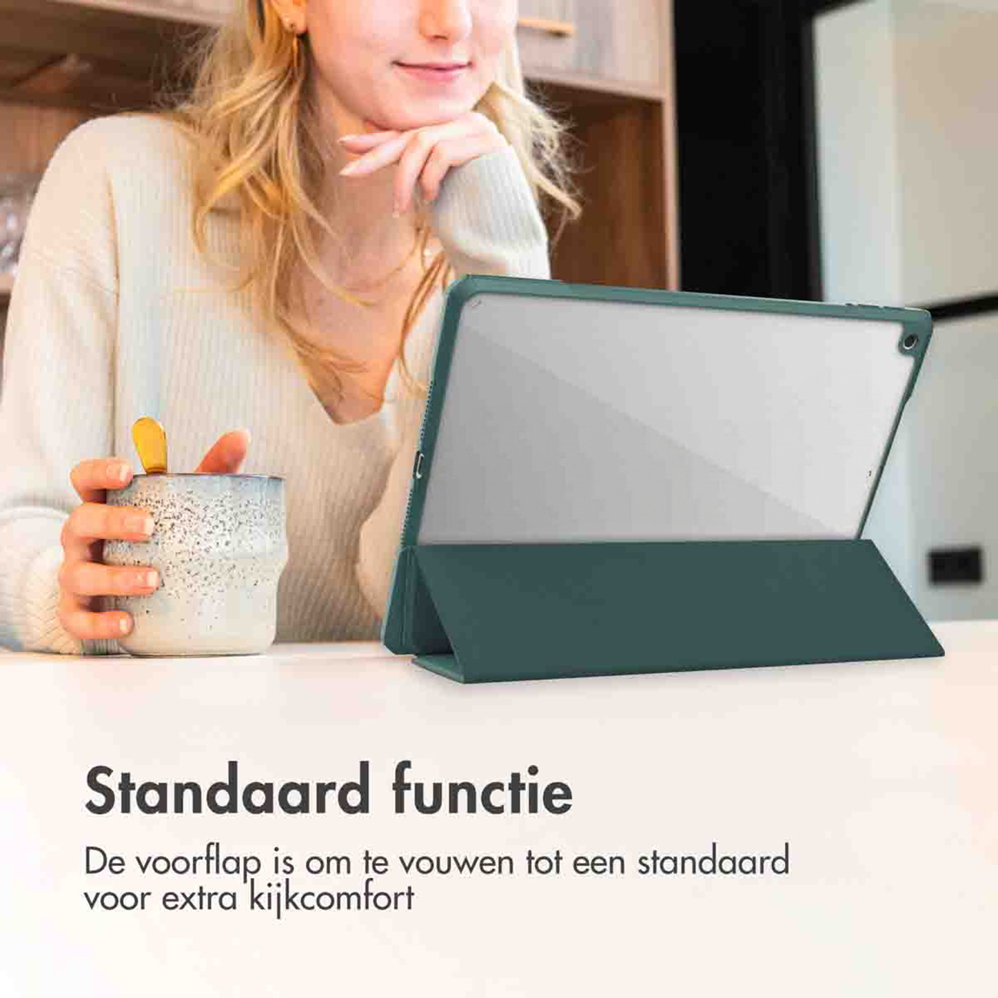 Vrouw met mok en tablet in standaard.