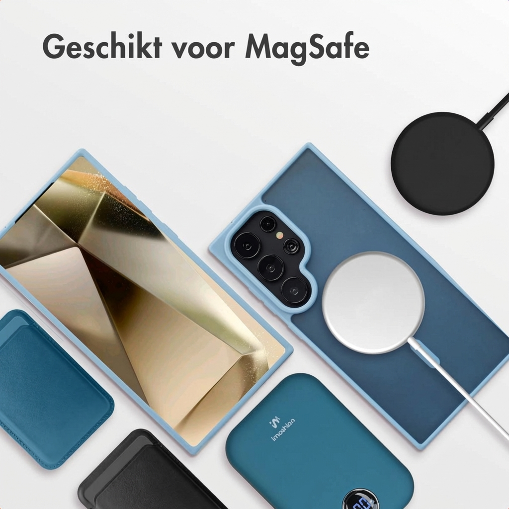 Een smartphone met blauwe hoes, MagSafe-oplader, powerbank en kaarthouder.