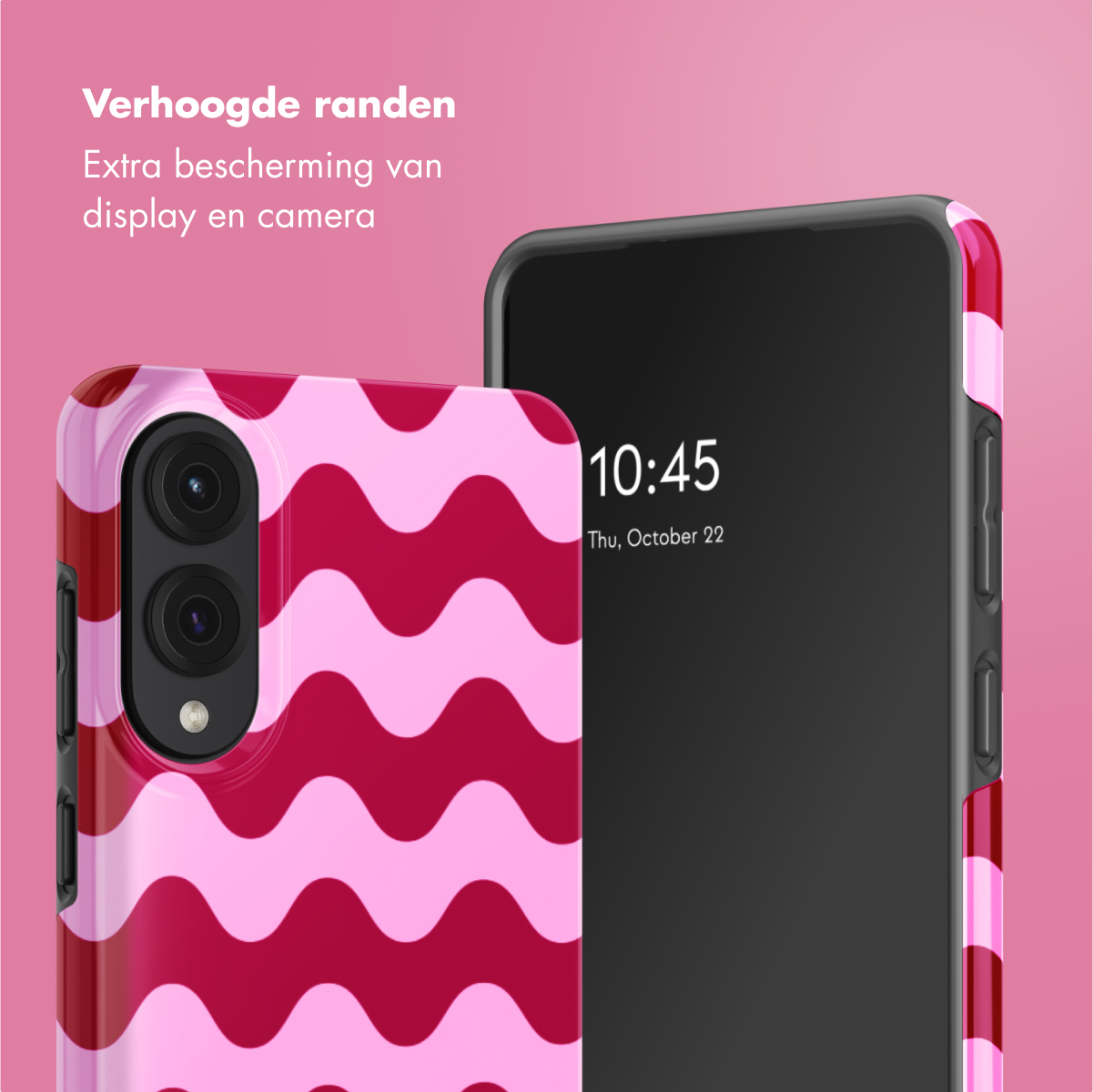 Una cover per telefono rosa con motivo ondulato accanto a uno smartphone nero.
