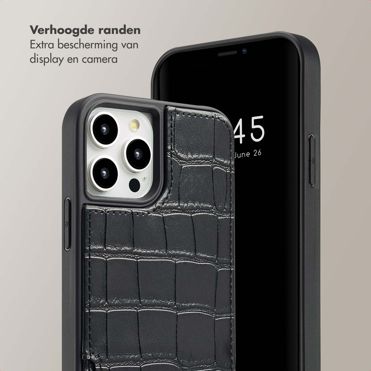Zwarte telefoonhoes met krokodillenleren textuur naast een telefoon.