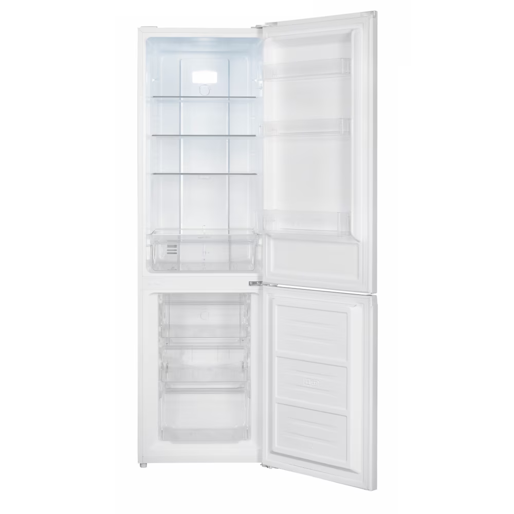 Een lege witte koelkast met de deur open, met zichtbare planken en lades.