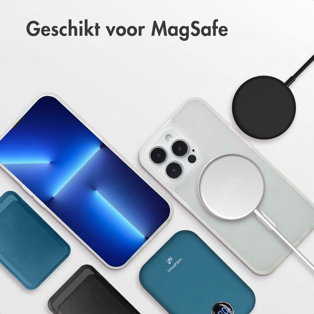 Een iPhone met blauw scherm, hoesje, MagSafe lader en powerbank.