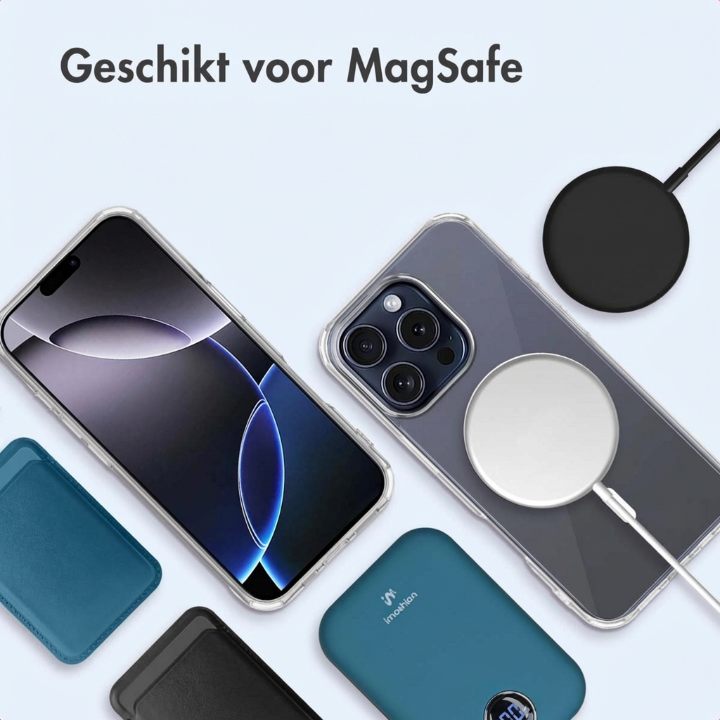 Due iPhone, custodie, un caricabatterie MagSafe e un power bank su sfondo chiaro.
