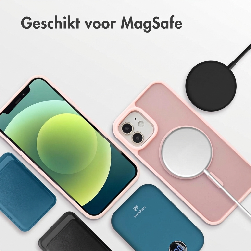 Een iPhone met hoesje, MagSafe lader en powerbank op witte achtergrond.