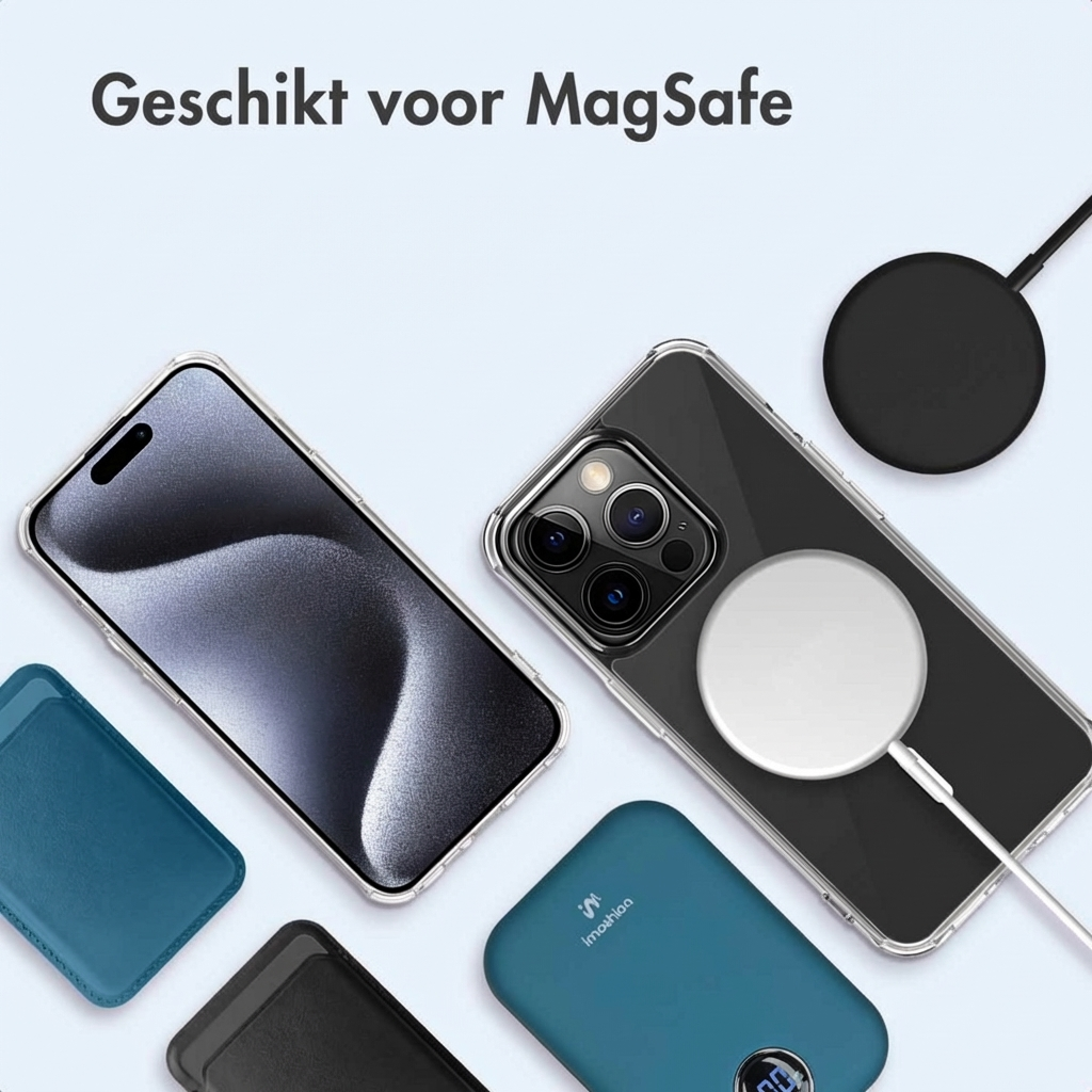 iPhone con custodia, caricatore MagSafe, power bank e porta carte su sfondo azzurro.