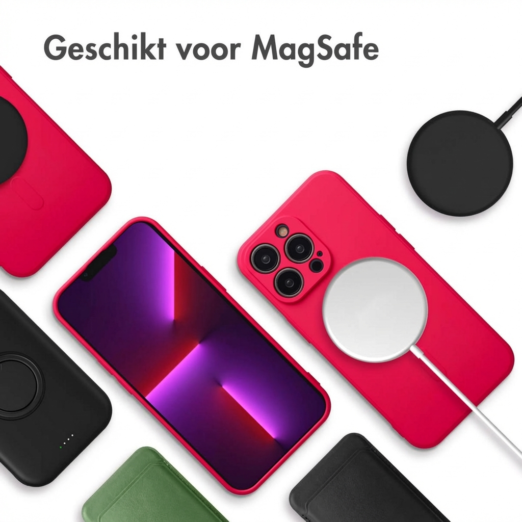 iPhone met rode hoes, MagSafe oplader, zwarte en groene hoezen.