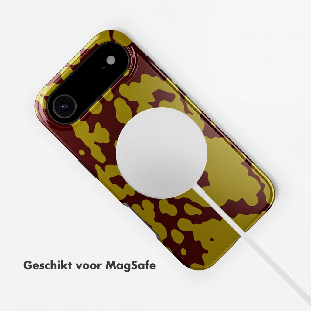 Een telefoon met camouflage hoesje en MagSafe lader.