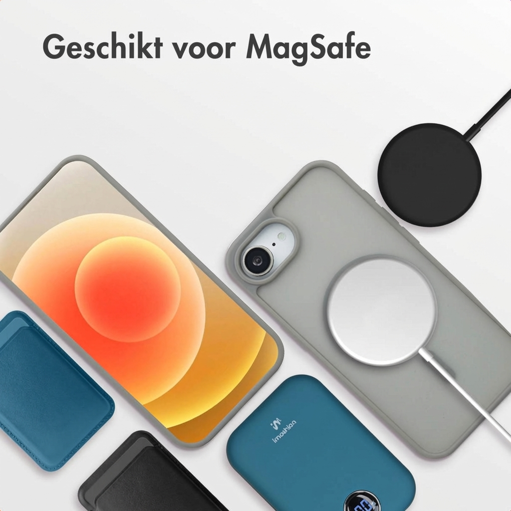 Een iPhone met MagSafe accessoires: hoesje, lader en powerbank.
