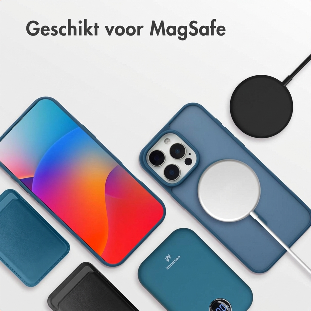 Un smartphone avec des accessoires MagSafe dans des tons bleus, y compris une coque, un disque de chargement et une batterie.