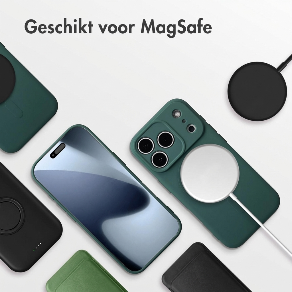 Groene telefoonhoesjes en een iPhone met MagSafe lader op witte achtergrond.