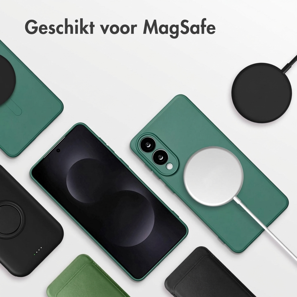 Coques de téléphone vertes et noires et chargeurs MagSafe sur fond blanc.