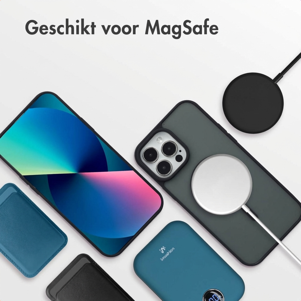 iPhone met MagSafe accessoires: lader, hoesjes en powerbank op witte achtergrond.